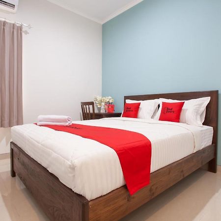 Reddoorz @ Wiyung 3 Hotel Surabaya Esterno foto