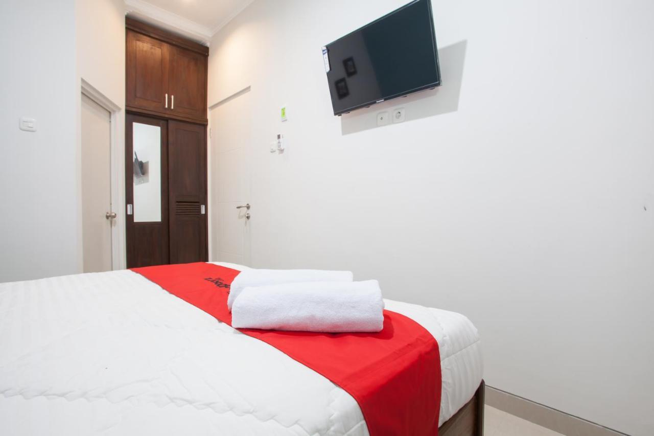 Reddoorz @ Wiyung 3 Hotel Surabaya Esterno foto