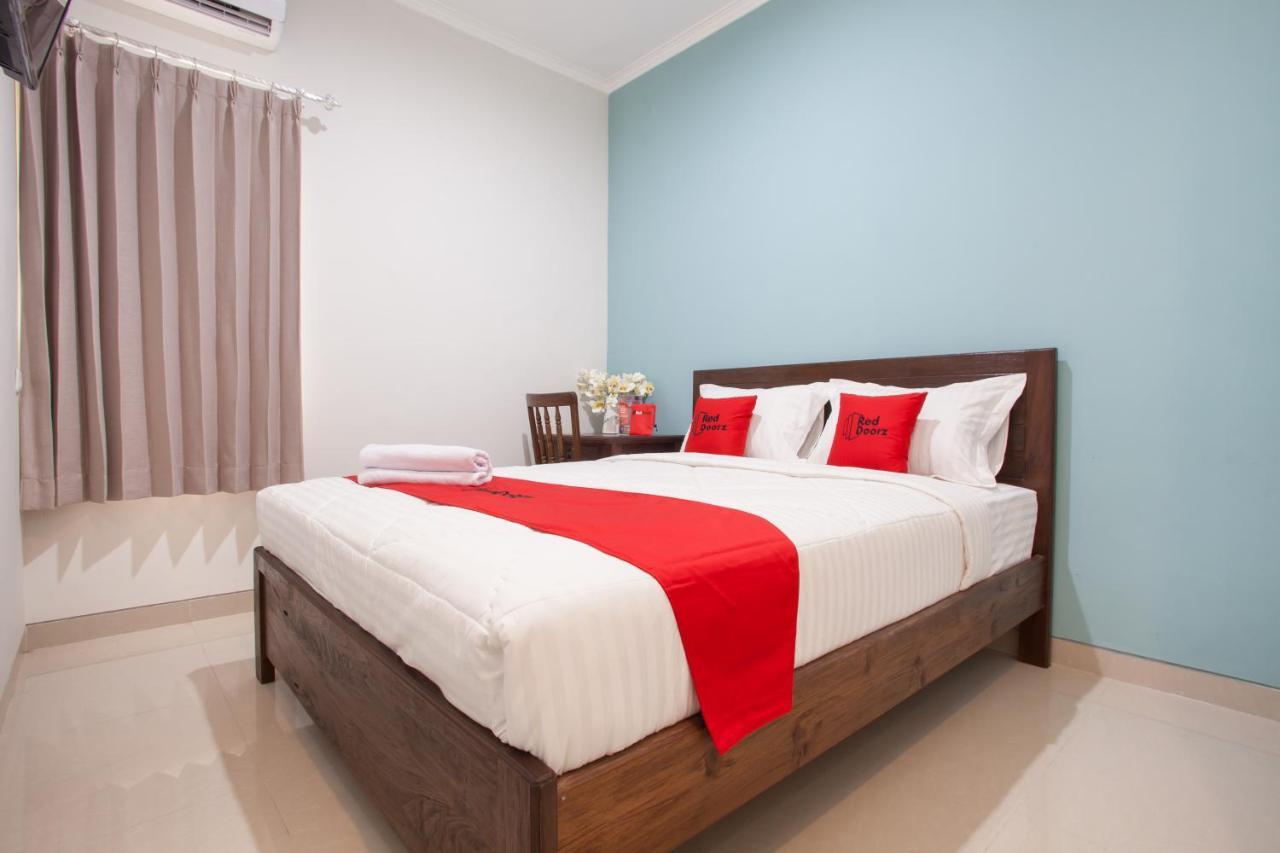 Reddoorz @ Wiyung 3 Hotel Surabaya Esterno foto