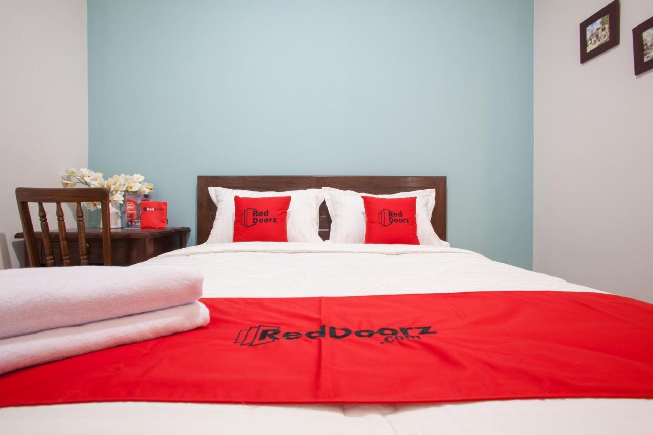 Reddoorz @ Wiyung 3 Hotel Surabaya Esterno foto