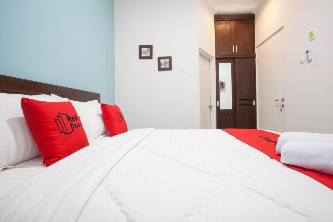Reddoorz @ Wiyung 3 Hotel Surabaya Esterno foto