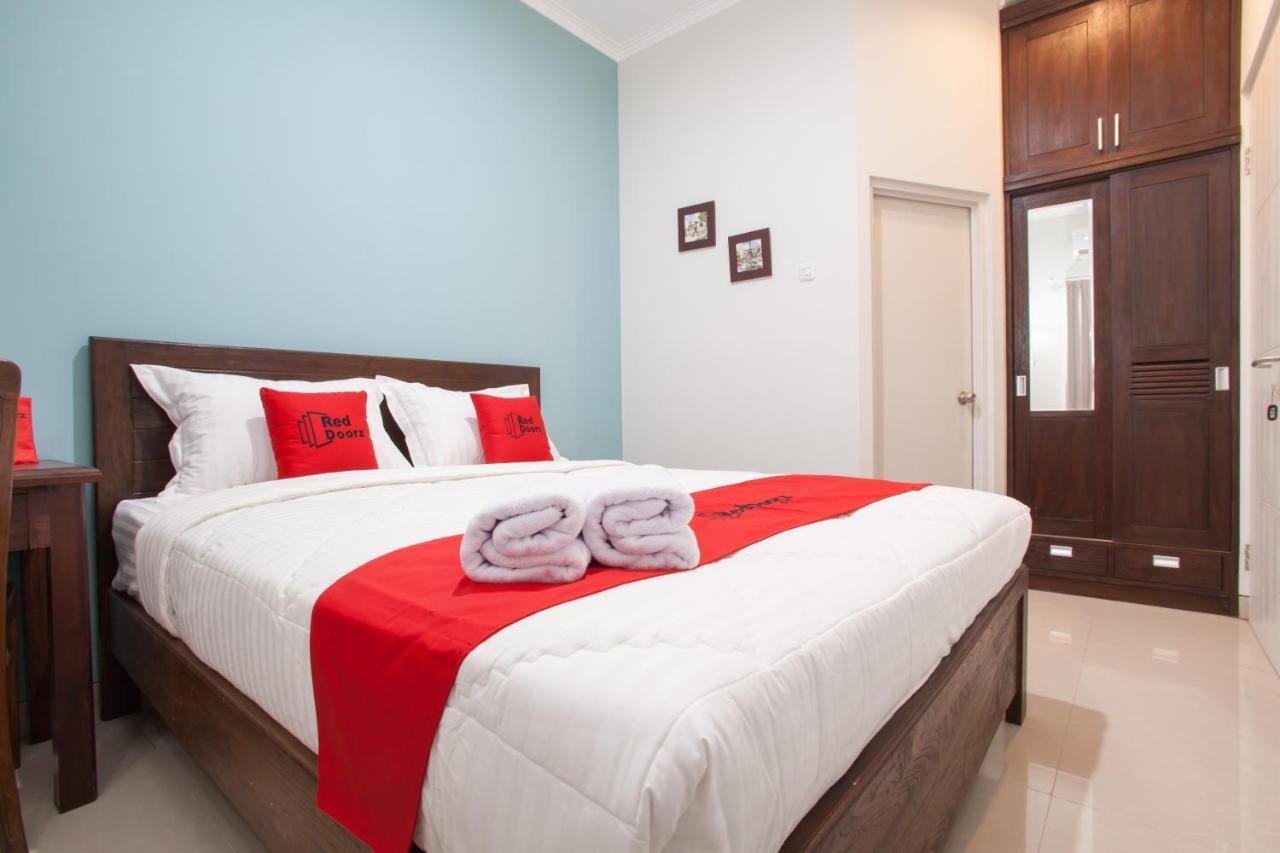 Reddoorz @ Wiyung 3 Hotel Surabaya Esterno foto