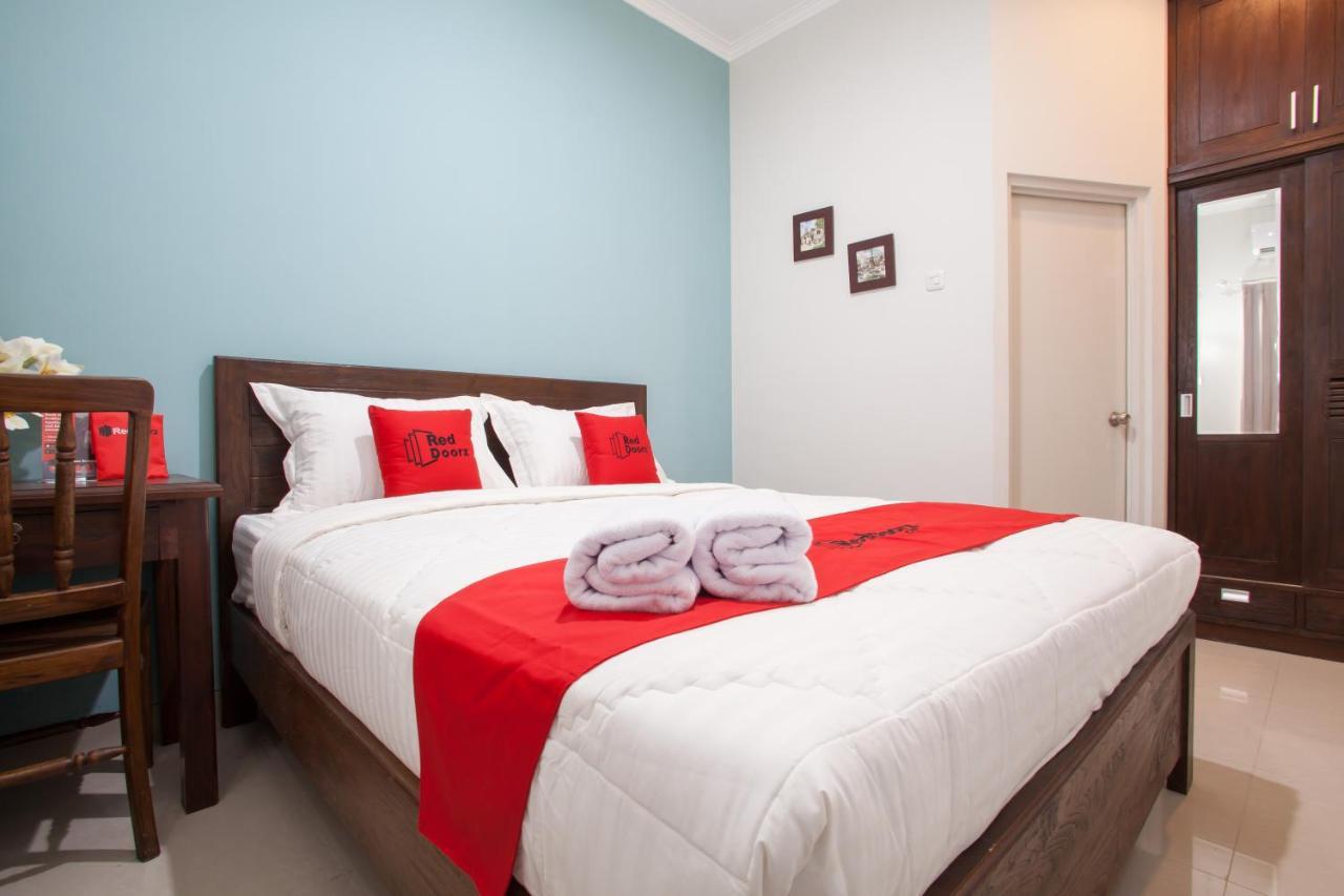 Reddoorz @ Wiyung 3 Hotel Surabaya Esterno foto